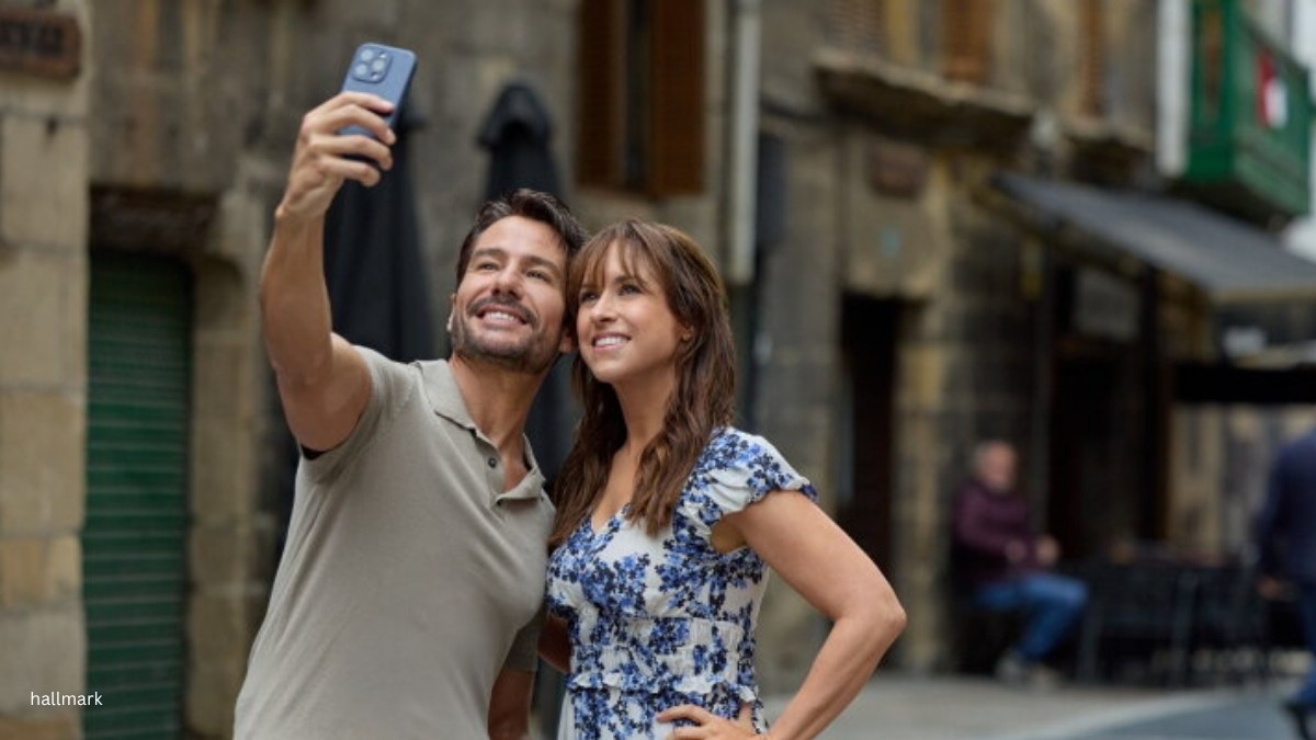 Alejandro Albarracín and Lacey Chabert