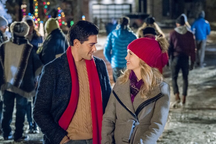 Jesse Metcalfe and Fiona Gubelmann in Hallmark's "Christmas Next Door"