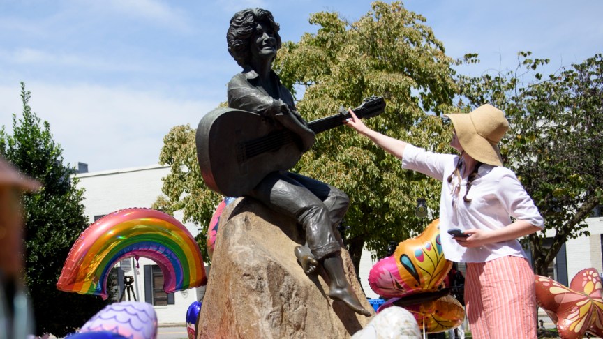 Tributes honoring Dolly Parton from across America