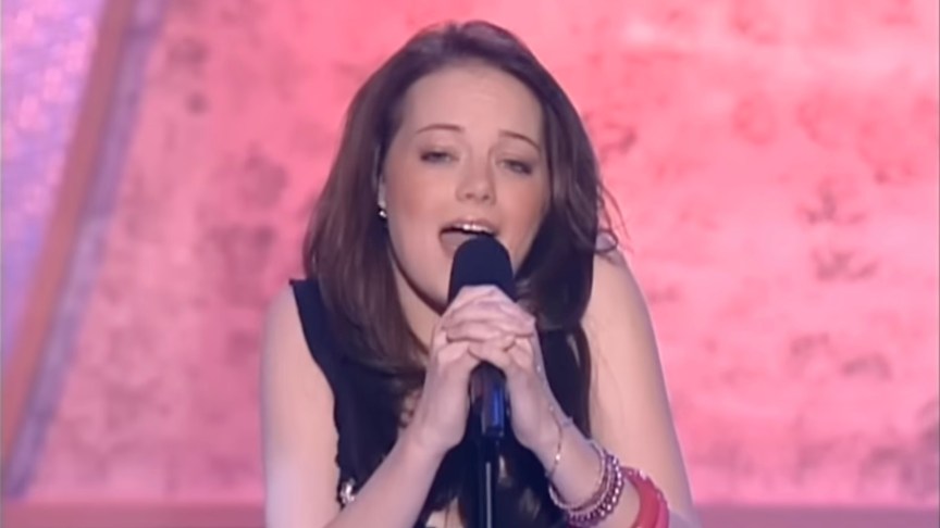 Emma Stone singing on In Search of the Partridge Family