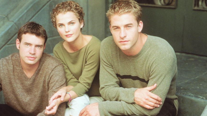Scott Foley, Keri Russel And Scott Speedman sits on steps outside of a building for 'Felicity.'