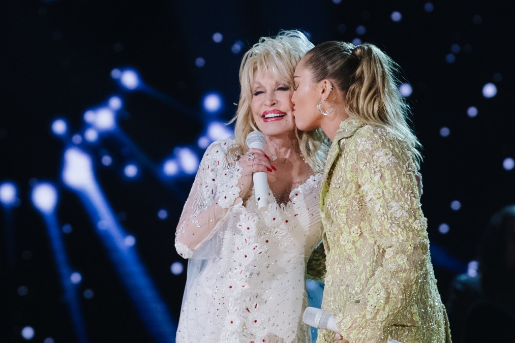 Dolly Parton and Miley Cyrus share a moment onstage
