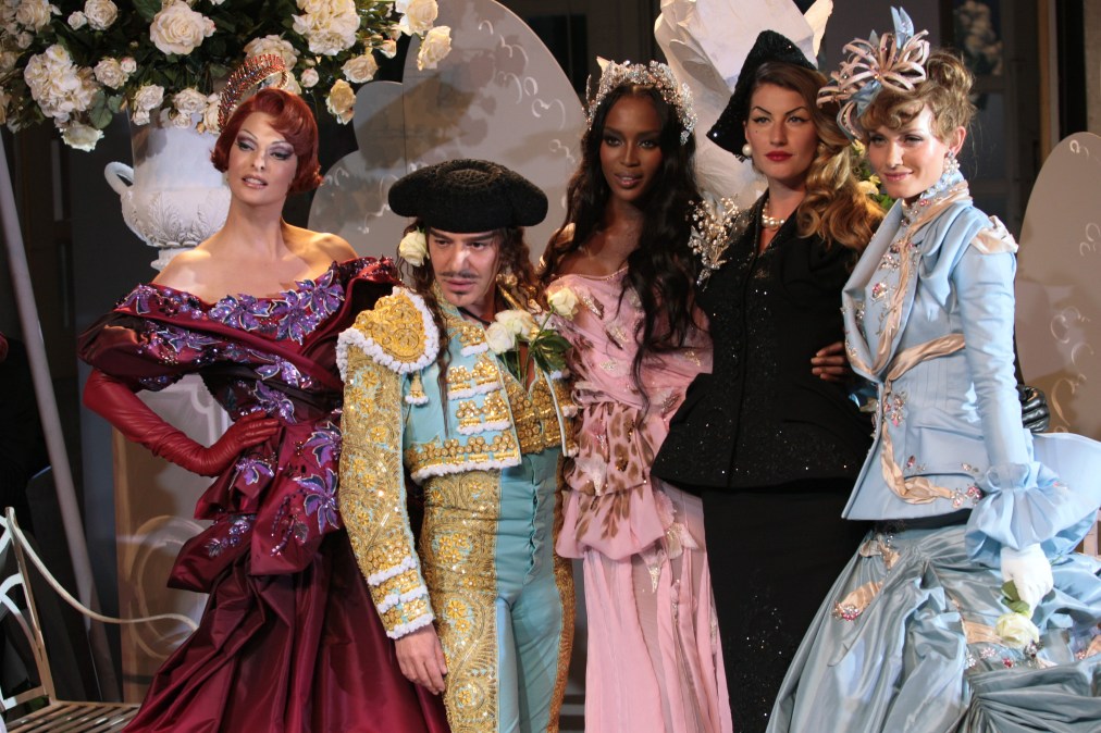 John Galliano poses with Canadian model Linda Evangelista (L), British model Naomi Campbell (3rdR), Brazilian model Gisele Bundchen (2nd R) at the end of for Christian Dior Fall/Winter 2007-08 Haute Couture collection show, 02 July 2007 in Paris.