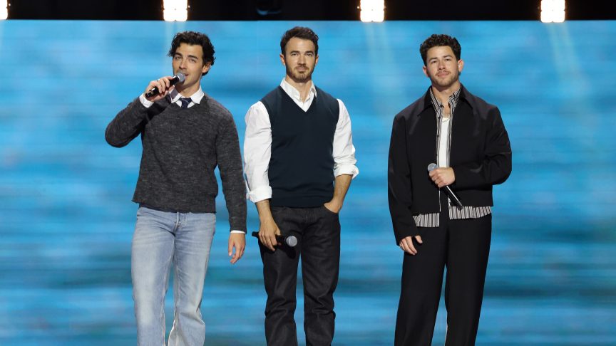 The Jonas Brothers are burning up all over again, touring across North America this fall.