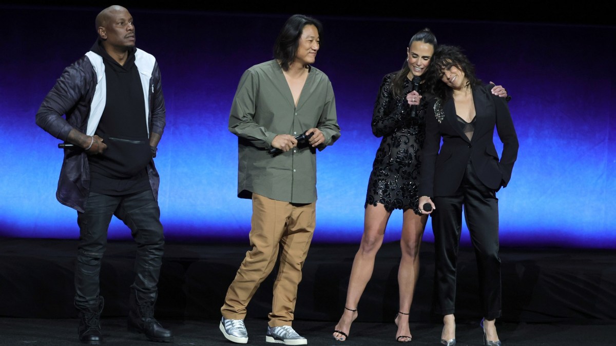 Tyrese Gibson, Sung Kang, Jordana Brewster and Michelle Rodriguez stand on stage together.