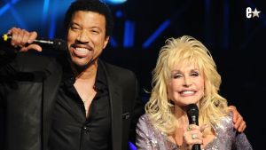 Lionel Richie puts his arm around Dolly Parton in 2010