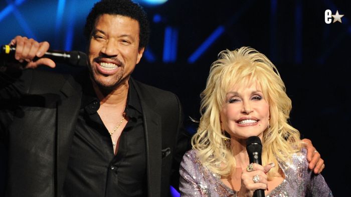 Lionel Richie puts his arm around Dolly Parton in 2010
