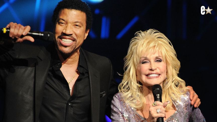Lionel Richie puts his arm around Dolly Parton in 2010