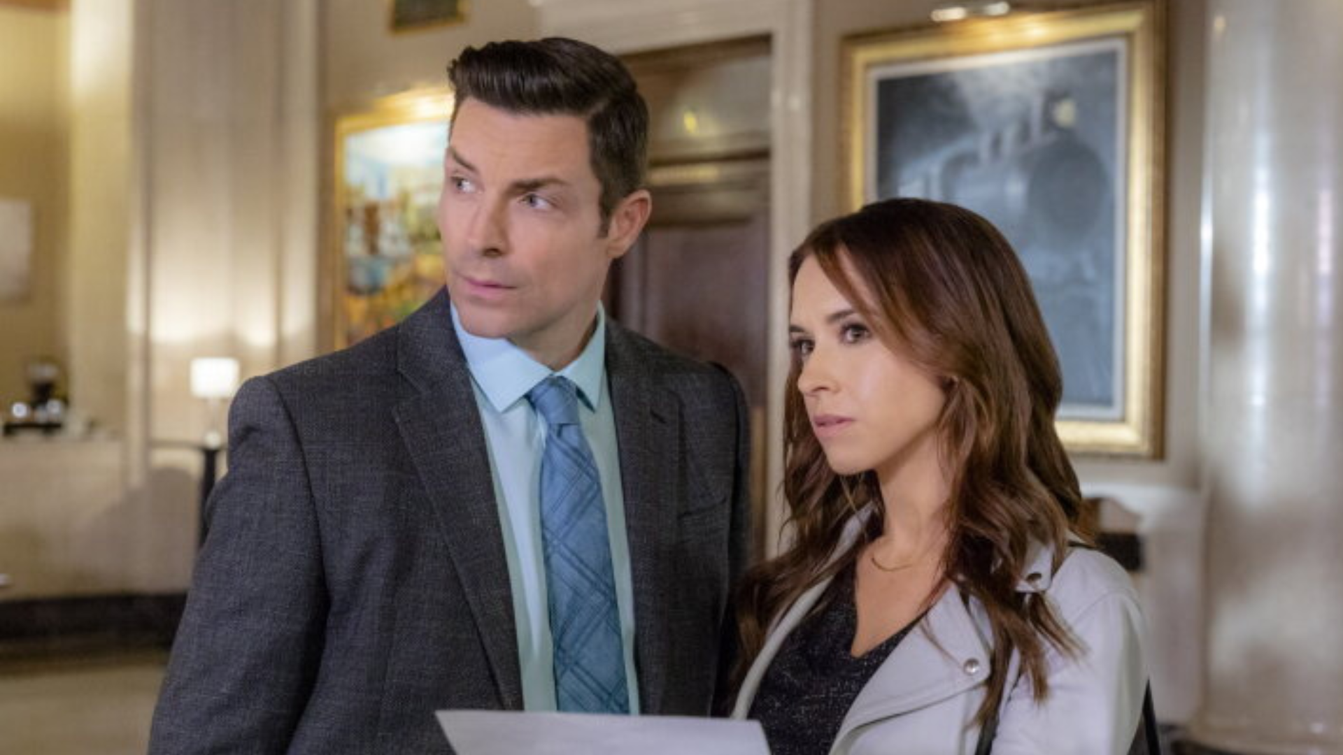 Assista ‘Mistérios de palavras cruzadas: quebra-cabeças para viver’ com Lacey Chabert