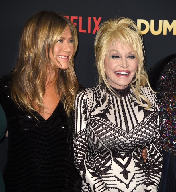 Jennifer Aniston (L) and Dolly Parton 