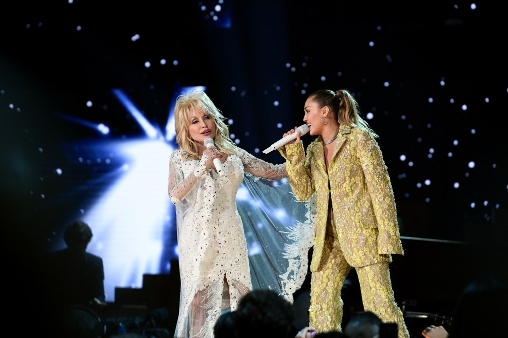 Dolly Parton (L) and Miley Cyrus