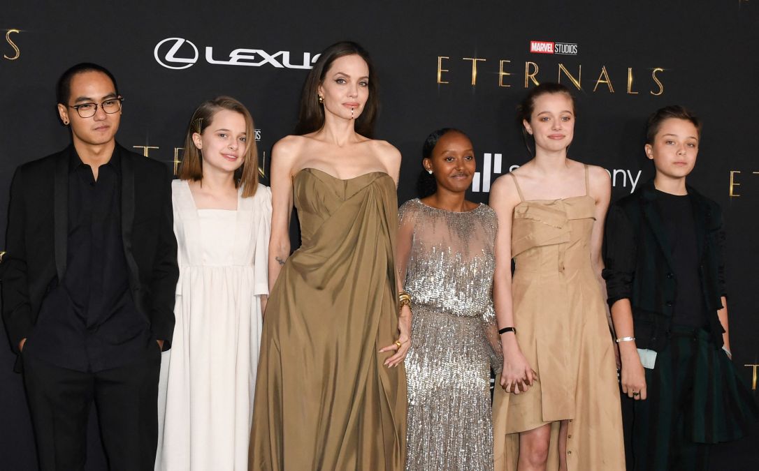 US actress Angelina Jolie and her children (L-R) Maddox, Vivienne, Zahara, Shiloh and Knox