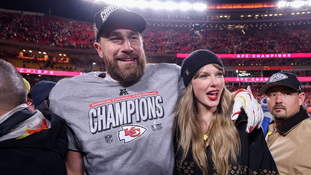 Travis Kelce had to miss Taylor Swift's VMAs Award ceremony