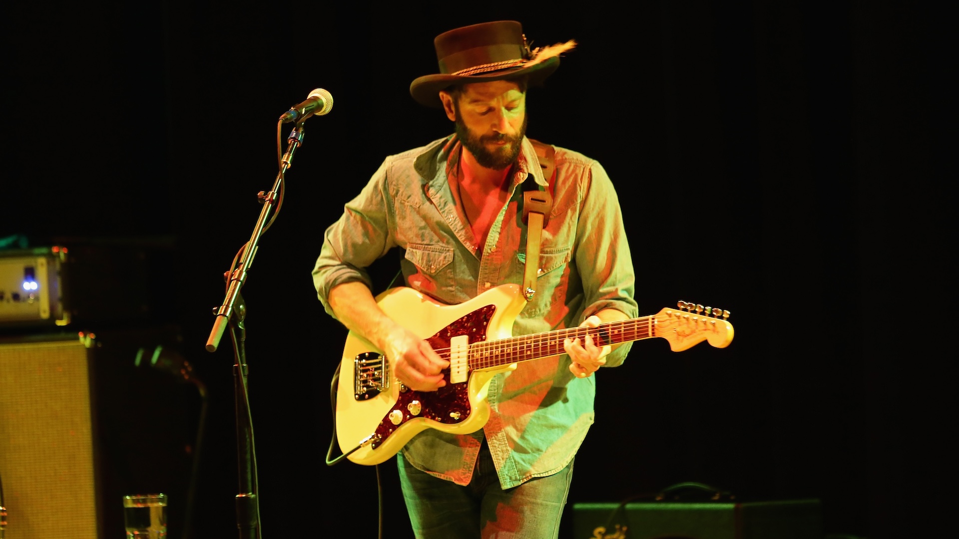 Famoso cantor e compositor hospitalizado após colapso no palco durante apresentação em Nashville