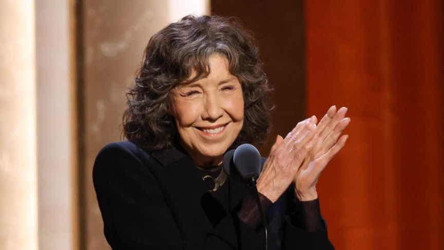 Lily Tomlin clapping her hands onstage