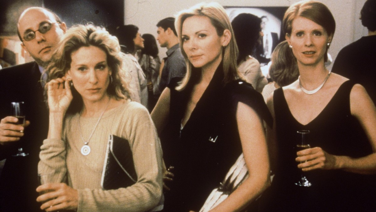 Willie Garson (Stanford), Sarah Jessica Parker (Carrie), Kim Cattrall (Samatha) and Cynthia Nixon are dressed in formal wear.