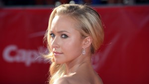 hayden panettiere poses on the red carpet