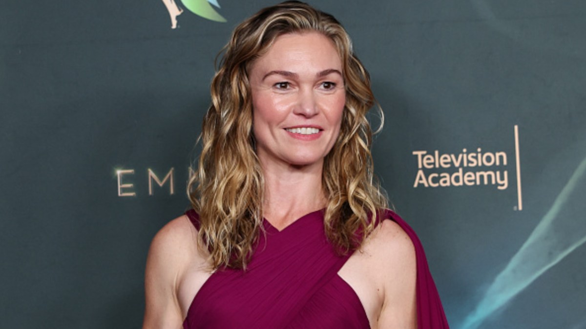 julia-stiles-andy-cohen-dwts_418fc8