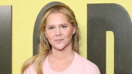 Amy Schumer Embraces Aging & Sight Loss With Gorgeous No-Filter Glasses Selfie [PHOTO]