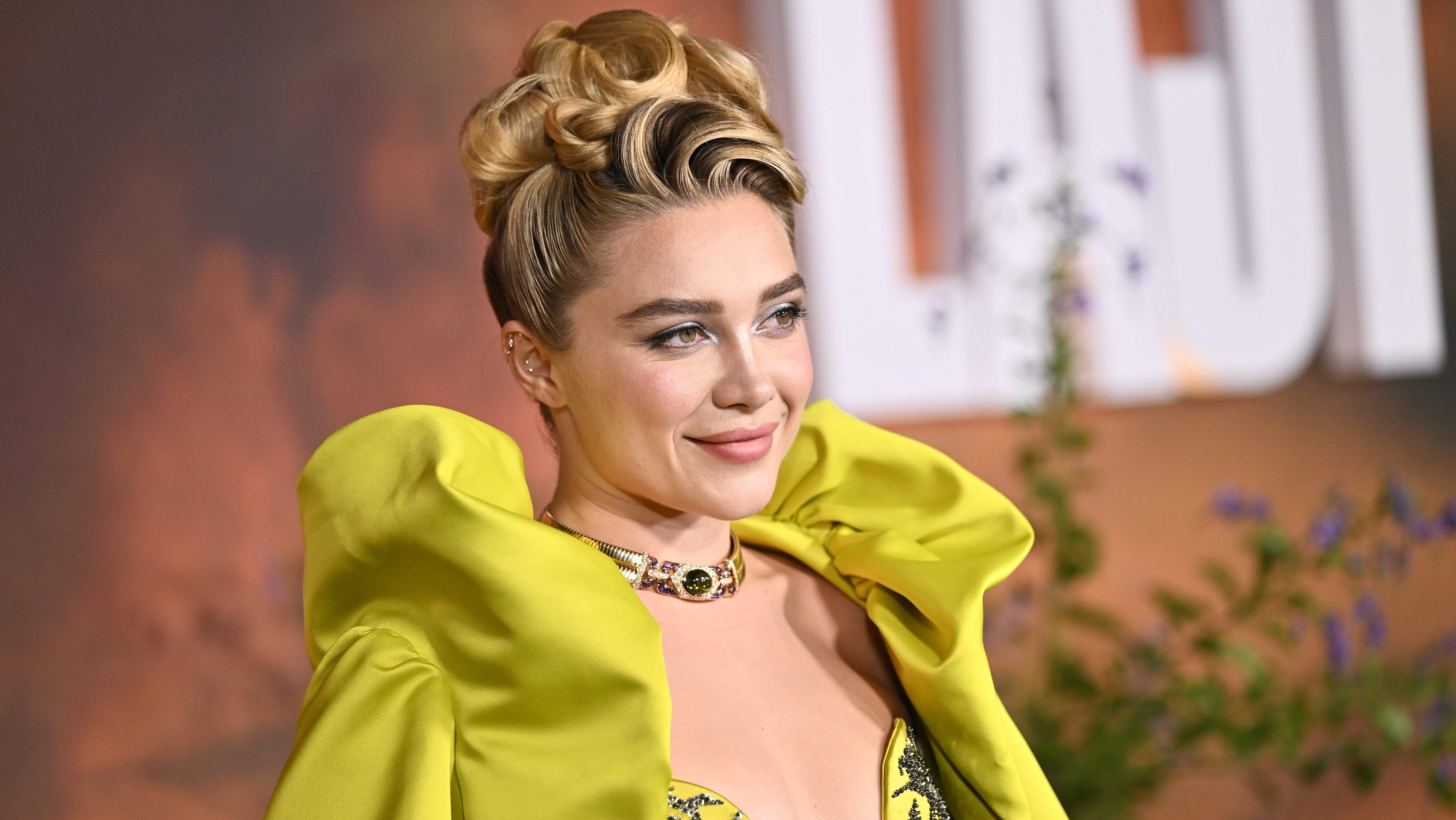 “Florence Pugh aparece com vestido decotado na estreia de ‘East of Eden’” .