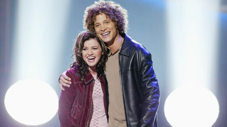 Kelly Clarkson and Justin Guarini onstage during American Idol finale