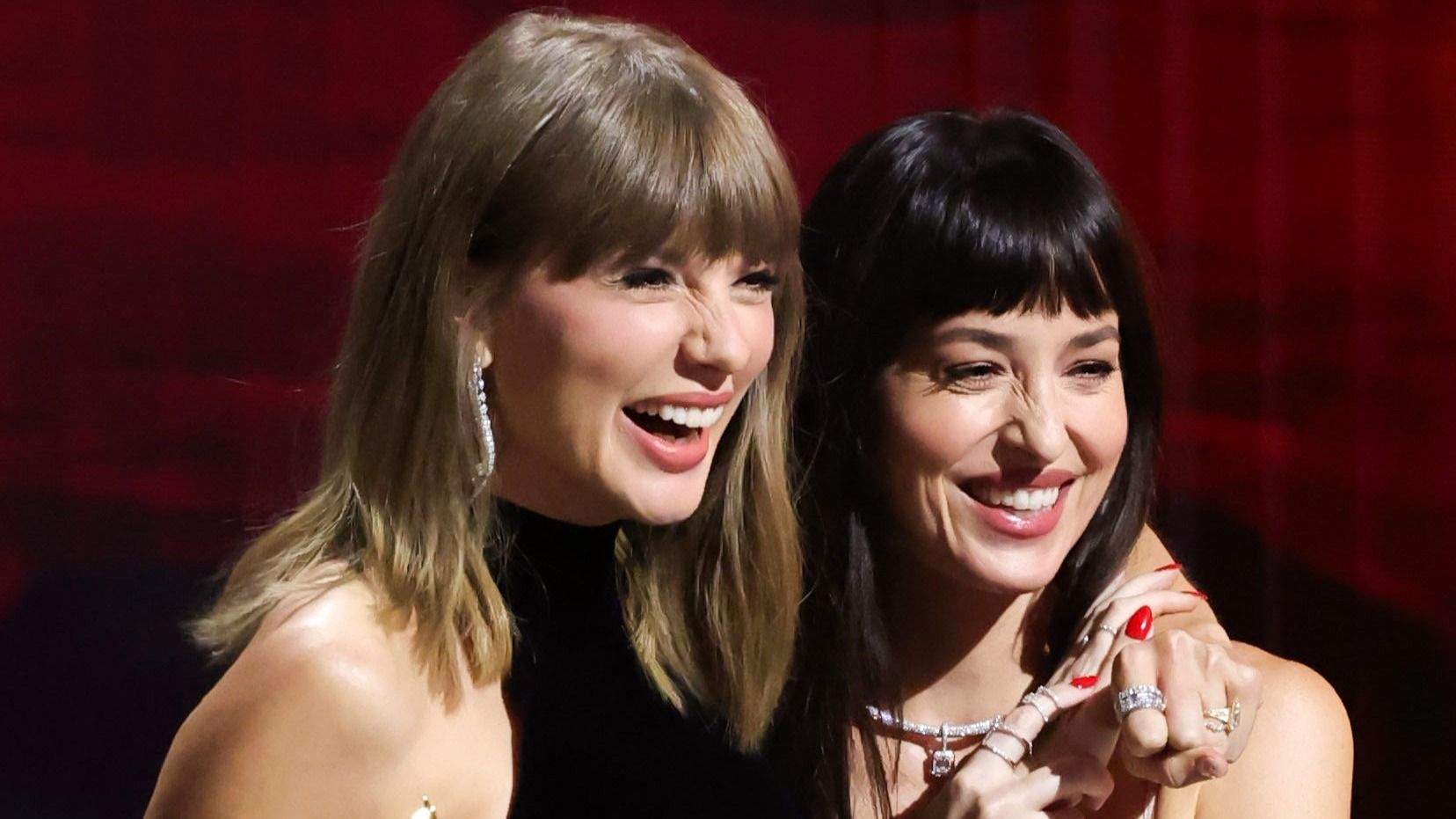 “Taylor Swift destrói o monólogo ‘SNL’ de Dakota Johnson” .